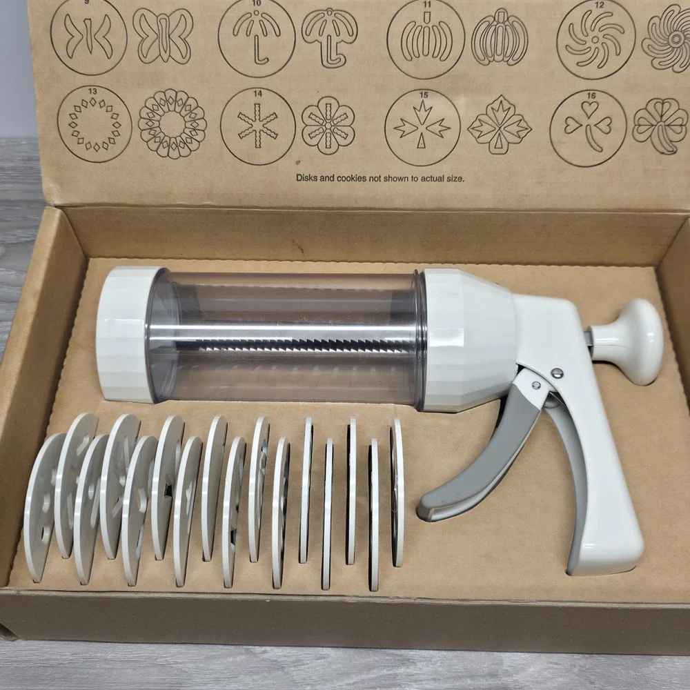 The‎ Pampered Chef 1525 - Cookie Press with 16 Discs - White - Get To Baking!!